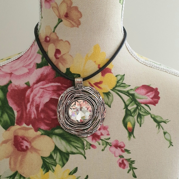 Stunning Silver Pendant Choker - Picture 6 of 8